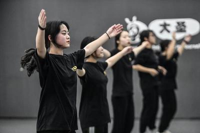 2021年艺考今年提前打响 “00后”艺考生紧张备考